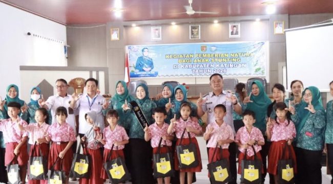 FOTO : Ketua TP PKK Kabupaten Katingan saat menyerahkan bantuan peralatan sekolah di Kecamatan Tewang Sangalang Garing.