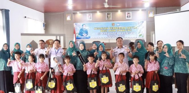 
					FOTO : Ketua TP PKK Kabupaten Katingan saat menyerahkan bantuan peralatan sekolah di Kecamatan Tewang Sangalang Garing.