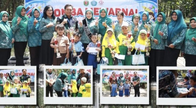 FOTO : Ketua TP PKK/Bunda PAUD Kabupaten Katingan bersama Kepala Dinas Pendidikan Kabupaten Katingan saat kegiatan.
