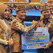 FOTO : Bupati Katingan Saiful, saat menerima Bantuan Hibah Perangkat Starlink dari Pemprov Kalteng.