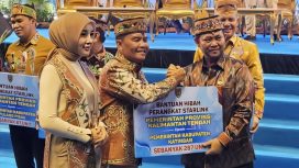 FOTO : Bupati Katingan Saiful, saat menerima Bantuan Hibah Perangkat Starlink dari Pemprov Kalteng.