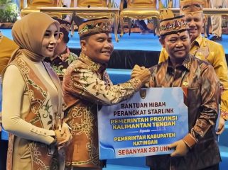 FOTO : Bupati Katingan Saiful, saat menerima Bantuan Hibah Perangkat Starlink dari Pemprov Kalteng.