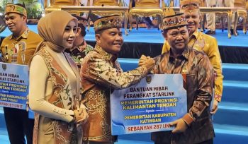 FOTO : Bupati Katingan Saiful, saat menerima Bantuan Hibah Perangkat Starlink dari Pemprov Kalteng.