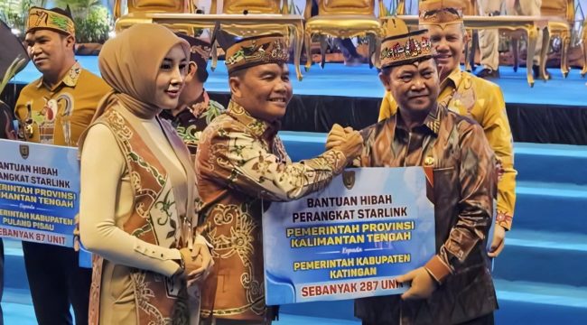 FOTO : Bupati Katingan Saiful, saat menerima Bantuan Hibah Perangkat Starlink dari Pemprov Kalteng.