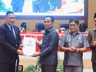 FOTO : Ketua DPRD Katingan, didampingi Wakil Ketua I dan II saat menyerahkan dokumen penyusunan KUA-PPAS ke Sekda Katingan.
