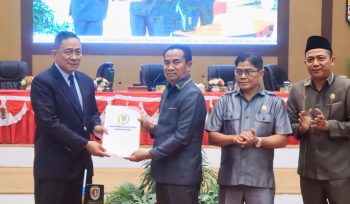 FOTO : Ketua DPRD Katingan, didampingi Wakil Ketua I dan II saat menyerahkan dokumen penyusunan KUA-PPAS ke Sekda Katingan.