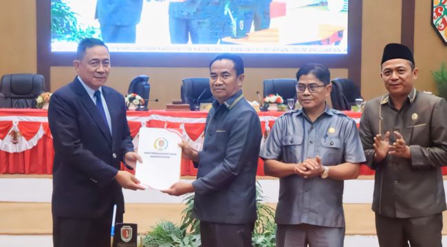 FOTO : Ketua DPRD Katingan, didampingi Wakil Ketua I dan II saat menyerahkan dokumen penyusunan KUA-PPAS ke Sekda Katingan.