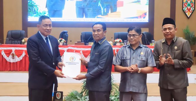 
					FOTO : Ketua DPRD Katingan, didampingi Wakil Ketua I dan II saat menyerahkan dokumen penyusunan KUA-PPAS ke Sekda Katingan.