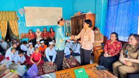 FOTO : Ketua DWP DPMPTSP Kabupaten Katingan, Diahkomalasari D. Patrisia dan jajaran saat menyerahkan bantuan kepada pengurus panti Asuhan Al-Khairat.