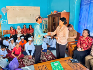 FOTO : Ketua DWP DPMPTSP Kabupaten Katingan, Diahkomalasari D. Patrisia dan jajaran saat menyerahkan bantuan kepada pengurus panti Asuhan Al-Khairat.