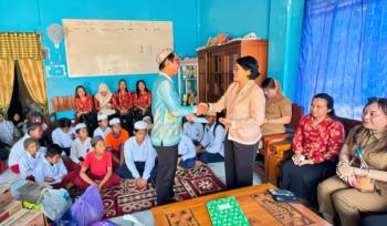 FOTO : Ketua DWP DPMPTSP Kabupaten Katingan, Diahkomalasari D. Patrisia dan jajaran saat menyerahkan bantuan kepada pengurus panti Asuhan Al-Khairat.