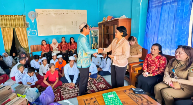 
					FOTO : Ketua DWP DPMPTSP Kabupaten Katingan, Diahkomalasari D. Patrisia dan jajaran saat menyerahkan bantuan kepada pengurus panti Asuhan Al-Khairat.