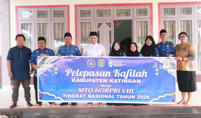 
					FOTO : Wakil Bupati Katingan Firdaus, didampingi jajaran saat pelepasan keberangkatan tiga kafilah MTQ Korpri Tingkat Nasional, di Rujab Wakil Bupati setempat.