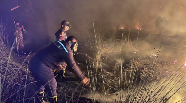 FOTO : Kapolres, Dandim, Damkar serta jajaran saat proses pemadaman karhutla.