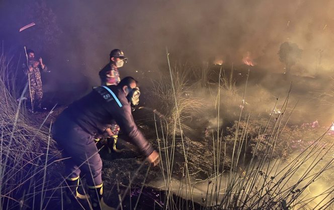 
					FOTO : Kapolres, Dandim, Damkar serta jajaran saat proses pemadaman karhutla.