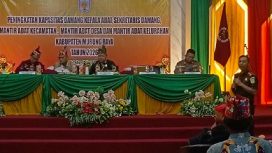 Kajari Mura Herman Kondo Siriwa SH MH Saat Memberikan Materi Hukum Didepan Ratusan Damang dan Mantir Adat di Aula DAD Mura.