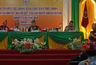 Kajari Mura Herman Kondo Siriwa SH MH Saat Memberikan Materi Hukum Didepan Ratusan Damang dan Mantir Adat di Aula DAD Mura.