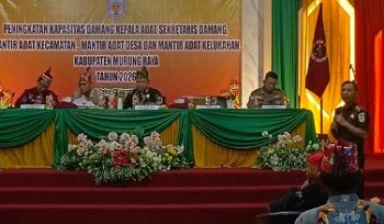 Kajari Mura Herman Kondo Siriwa SH MH Saat Memberikan Materi Hukum Didepan Ratusan Damang dan Mantir Adat di Aula DAD Mura.