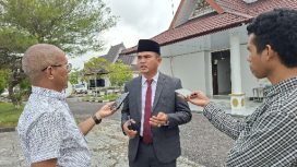 WAWANCARA : Ketua DPRD Kabupaten Gumas Binartha ketika diwawancarai awak media.