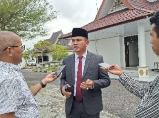 WAWANCARA : Ketua DPRD Kabupaten Gumas Binartha ketika diwawancarai awak media.