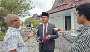 WAWANCARA : Ketua DPRD Kabupaten Gumas Binartha ketika diwawancarai awak media.