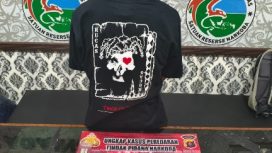 AMANKAN : Tersangka AM (24) beserta barang bukti ketika diamankan di kantor Satresnarkoba Polres Gumas, Jumat, 7 Agustus 2026.