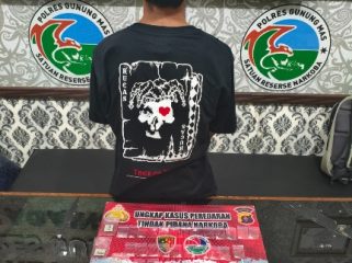 AMANKAN : Tersangka AM (24) beserta barang bukti ketika diamankan di kantor Satresnarkoba Polres Gumas, Jumat, 7 Agustus 2026.