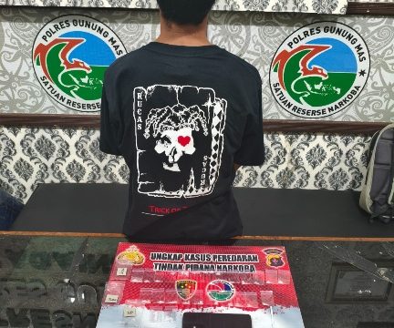 AMANKAN : Tersangka AM (24) beserta barang bukti ketika diamankan di kantor Satresnarkoba Polres Gumas, Jumat, 7 Agustus 2026.