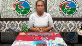AMANKAN : Tersangka YT beserta barang bukti ketika diamankan di Kantor Satres Narkoba Polres Gumas, Kamis, 13 Agustus 2026.
