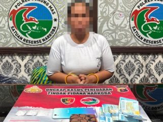 AMANKAN : Tersangka YT beserta barang bukti ketika diamankan di Kantor Satres Narkoba Polres Gumas, Kamis, 13 Agustus 2026.