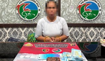 AMANKAN : Tersangka YT beserta barang bukti ketika diamankan di Kantor Satres Narkoba Polres Gumas, Kamis, 13 Agustus 2026.