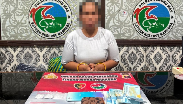 AMANKAN : Tersangka YT beserta barang bukti ketika diamankan di Kantor Satres Narkoba Polres Gumas, Kamis, 13 Agustus 2026.