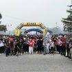 MELEPAS : Bupati Gumas Jaya Samaya Monong yang diwakili Kabag Administrasi Pembangunan Setda Herianto, melepas ribuan peserta jalan sehat dalam rangka Festival Ekonomi Kreatif Kapakat tahun 2026, Sabtu, 22 Agustus 2026 pagi.