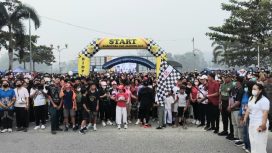 MELEPAS : Bupati Gumas Jaya Samaya Monong yang diwakili Kabag Administrasi Pembangunan Setda Herianto, melepas ribuan peserta jalan sehat dalam rangka Festival Ekonomi Kreatif Kapakat tahun 2026, Sabtu, 22 Agustus 2026 pagi.