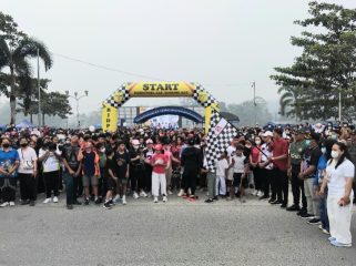 MELEPAS : Bupati Gumas Jaya Samaya Monong yang diwakili Kabag Administrasi Pembangunan Setda Herianto, melepas ribuan peserta jalan sehat dalam rangka Festival Ekonomi Kreatif Kapakat tahun 2026, Sabtu, 22 Agustus 2026 pagi.