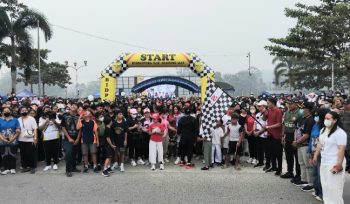 MELEPAS : Bupati Gumas Jaya Samaya Monong yang diwakili Kabag Administrasi Pembangunan Setda Herianto, melepas ribuan peserta jalan sehat dalam rangka Festival Ekonomi Kreatif Kapakat tahun 2026, Sabtu, 22 Agustus 2026 pagi.