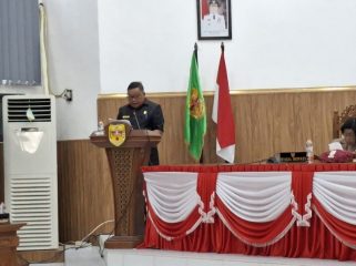 SAMPAIKAN : Juru Bicara Fraksi Partai Perindo DPRD Kabupaten Gumas Singong menyampaikan pandangan umum atas nota keuangan Rancangan Perubahan APBD tahun anggaran 2026, di rapat paripurna ke-2 masa persidangan 1 tahun sidang 2026, Rabu, 26 Agustus 2026.