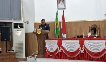 SAMPAIKAN : Juru Bicara Fraksi Partai Perindo DPRD Kabupaten Gumas Singong menyampaikan pandangan umum atas nota keuangan Rancangan Perubahan APBD tahun anggaran 2026, di rapat paripurna ke-2 masa persidangan 1 tahun sidang 2026, Rabu, 26 Agustus 2026.