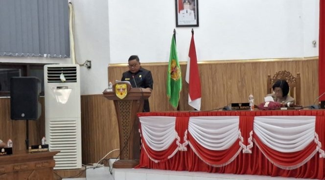 
					SAMPAIKAN : Juru Bicara Fraksi Partai Perindo DPRD Kabupaten Gumas Singong menyampaikan pandangan umum atas nota keuangan Rancangan Perubahan APBD tahun anggaran 2026, di rapat paripurna ke-2 masa persidangan 1 tahun sidang 2026, Rabu, 26 Agustus 2026.