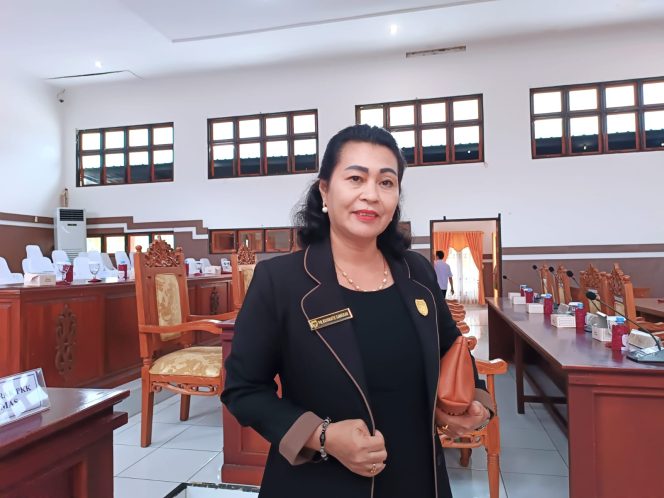 
					FOTO : Anggota DPRD Kabupaten Gunung Mas Rayaniatie Djangkan