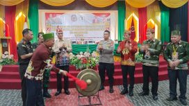 Staf Ahli Bupati dr Suria Siri Saat Memukul Gong Tanda Dibukanya Kegiatan Rapat Kerja DAD dan Peningkatan Kapasitas Damang, Sekdam, Mantir Kecamatan, Mantir adat Kelurahan / Desa se Kabupaten Murung Raya Tahun 2026 di Aula DAD Mura Jalan Tjilik Riwut Kota Puruk Cahu