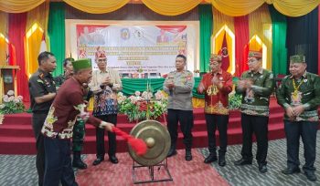 Staf Ahli Bupati dr Suria Siri Saat Memukul Gong Tanda Dibukanya Kegiatan Rapat Kerja DAD dan Peningkatan Kapasitas Damang, Sekdam, Mantir Kecamatan, Mantir adat Kelurahan / Desa se Kabupaten Murung Raya Tahun 2026 di Aula DAD Mura Jalan Tjilik Riwut Kota Puruk Cahu