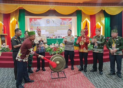 Staf Ahli Bupati dr Suria Siri Saat Memukul Gong Tanda Dibukanya Kegiatan Rapat Kerja DAD dan Peningkatan Kapasitas Damang, Sekdam, Mantir Kecamatan, Mantir adat Kelurahan / Desa se Kabupaten Murung Raya Tahun 2026 di Aula DAD Mura Jalan Tjilik Riwut Kota Puruk Cahu
