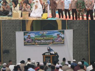 SALAT ISTISQO : Suasana pelaksanaan Salat Istisqo dan doa bersama memohon turun hujan, di halaman Masjid Agung Darun Najah, Kelurahan Tampang Tumbang Anjir, Kecamatan Kurun, Kamis, 10 September 2026 pagi.