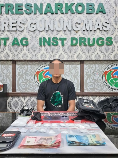 AMANKAN : Terduga pelaku RA (23) beserta barang bukti ketika diamankan di kantor Satres Narkoba Polres Gumas, Kamis, 17 September 2026.
