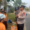 EDUKASI : Personel Satgas Edukasi Karhutla Pasis Lemdiklat Polri SIP BKO Polres Gumas bersama Satbinmas, ketika memberikan edukasi bahaya karhutla dan membagikan masker ke masyarakat, Selasa, 1 September 2026.