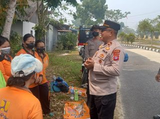 EDUKASI : Personel Satgas Edukasi Karhutla Pasis Lemdiklat Polri SIP BKO Polres Gumas bersama Satbinmas, ketika memberikan edukasi bahaya karhutla dan membagikan masker ke masyarakat, Selasa, 1 September 2026.