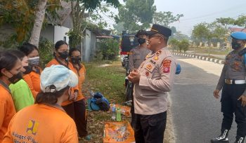 EDUKASI : Personel Satgas Edukasi Karhutla Pasis Lemdiklat Polri SIP BKO Polres Gumas bersama Satbinmas, ketika memberikan edukasi bahaya karhutla dan membagikan masker ke masyarakat, Selasa, 1 September 2026.