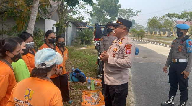 EDUKASI : Personel Satgas Edukasi Karhutla Pasis Lemdiklat Polri SIP BKO Polres Gumas bersama Satbinmas, ketika memberikan edukasi bahaya karhutla dan membagikan masker ke masyarakat, Selasa, 1 September 2026.