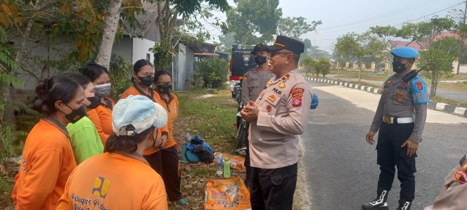 
					EDUKASI : Personel Satgas Edukasi Karhutla Pasis Lemdiklat Polri SIP BKO Polres Gumas bersama Satbinmas, ketika memberikan edukasi bahaya karhutla dan membagikan masker ke masyarakat, Selasa, 1 September 2026.